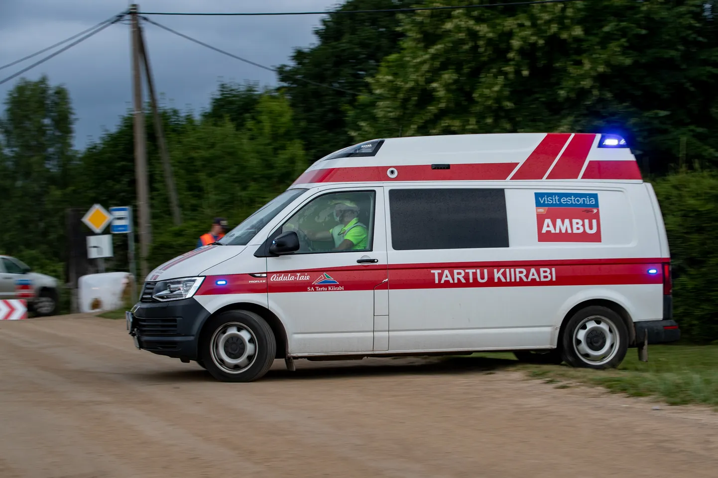 Kiirabi tõttamas rallisõitja Sean Johnston õnnetuspaigale ralli teisel päeval.