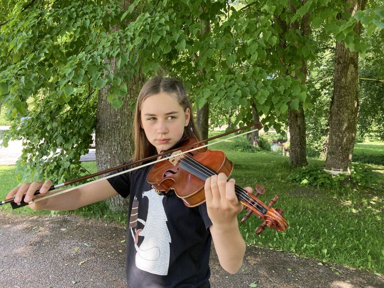 Arabella harjutab viiulit hoolega, et aina paremaks saada. 