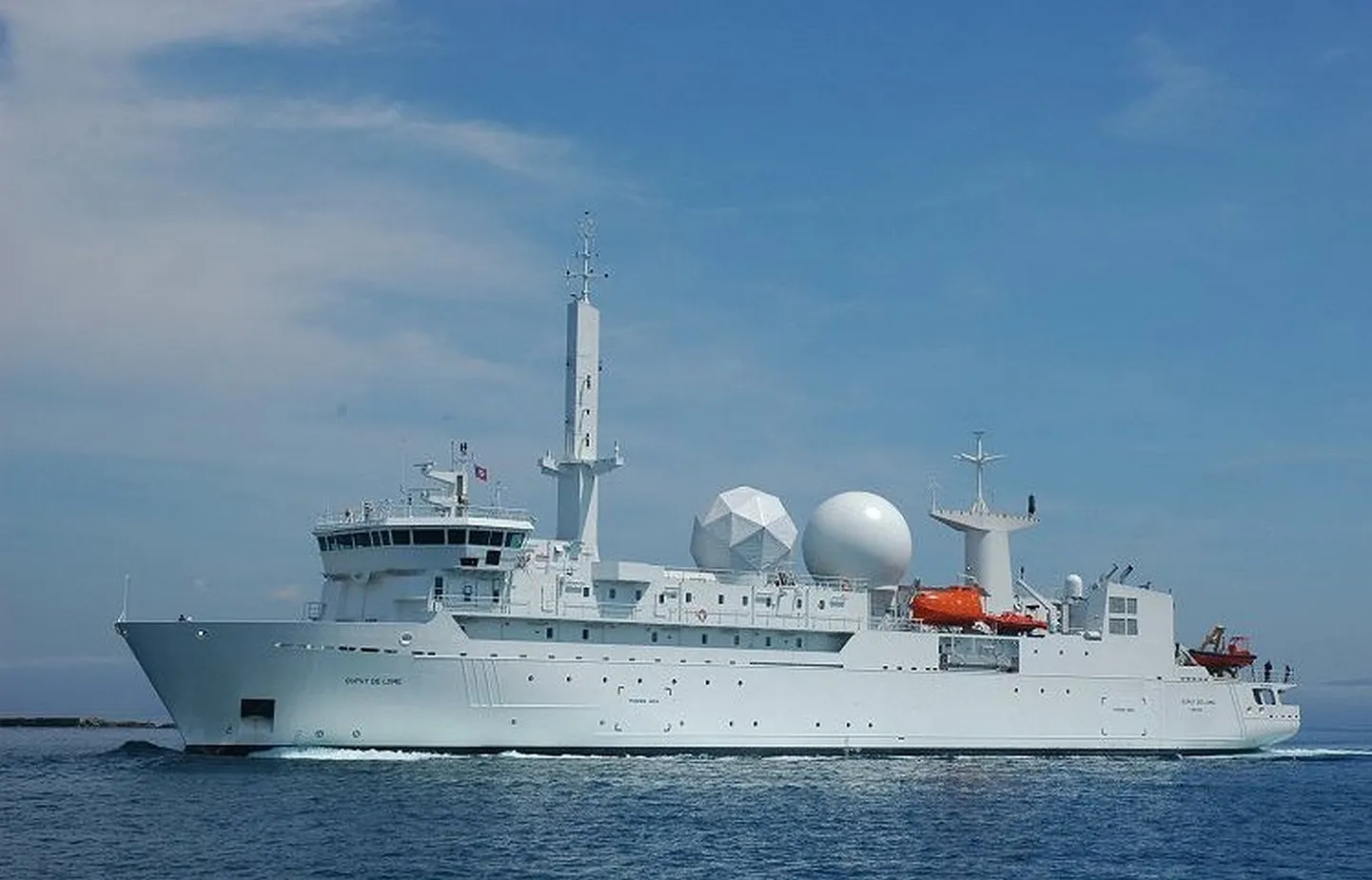 Prantsuse luurelaev Dupuy de Lôme Läänemerel: pikima masti otsas on COMINT antennid asukohtade peilimiseks, kahe kupli all asuvad satelliidiantennid, laeva ninas madalama masti otsas aga radarid. Ahtri pool asuva masti taga peitub Prantsuse sõjaväe satelliidisüsteemi SYRACUSE sidekompleks, päris ahtris punase päästepaadi taga on helikopteri maandumisplats. Relvastusest leidub pardal paar raskekuulipildujat.