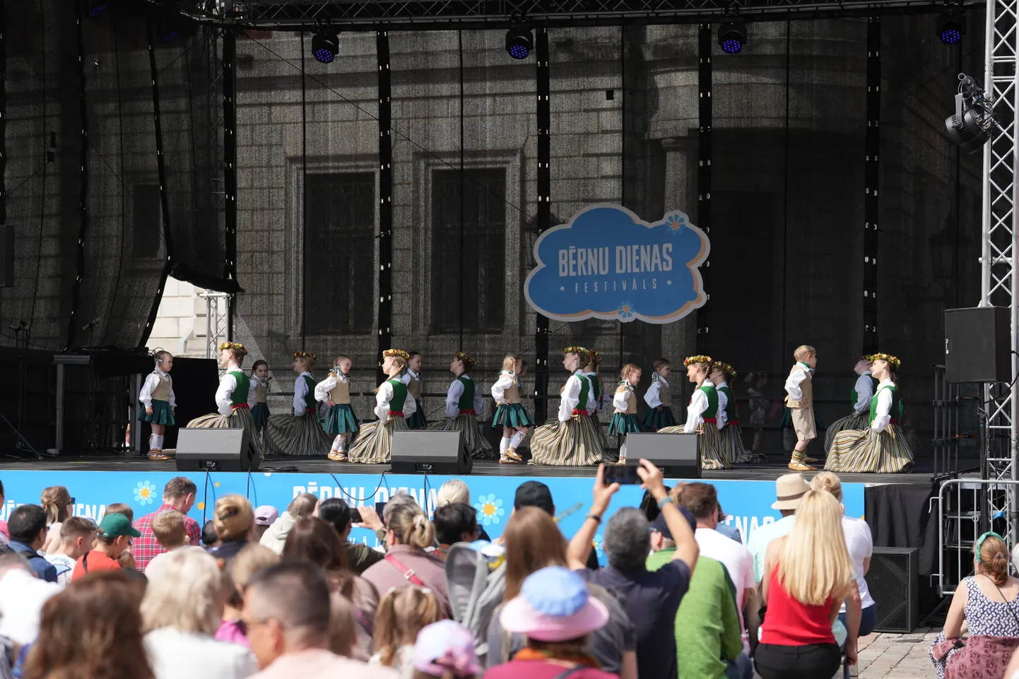 Šodien Doma laukumā notiks Bērnu dienas festivāls, kurā uzstāsies ...