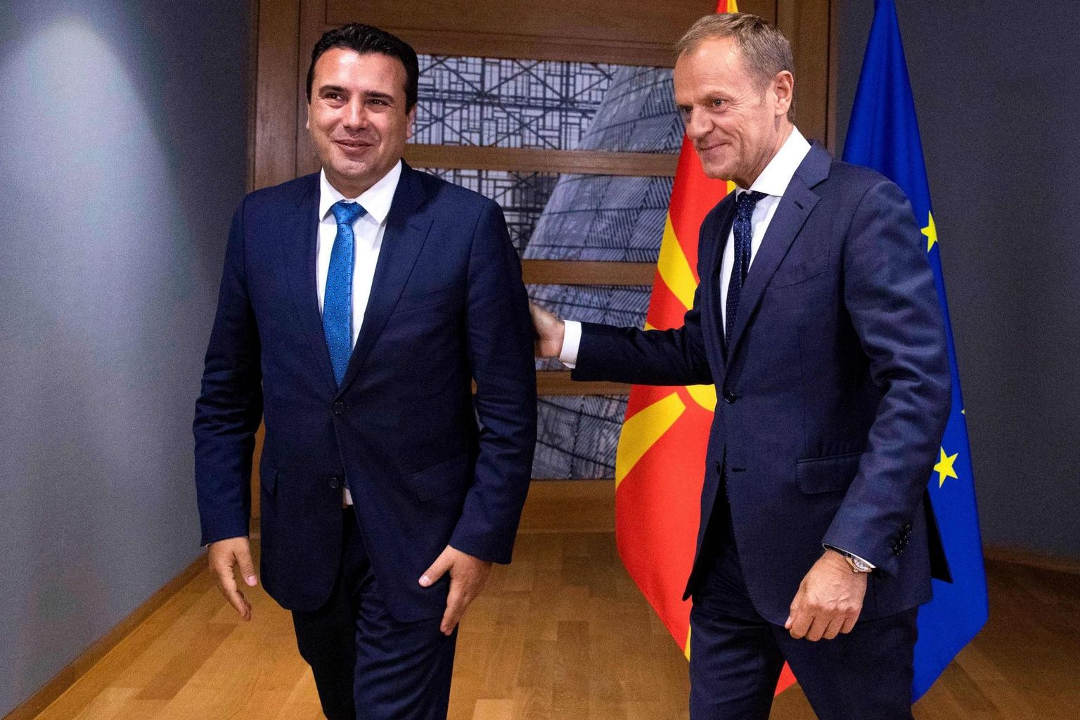 Kesknädalal Põhja-Makedoonia peaministrit Zoran Zajevit (vasakul) võõrustanud Euroopa ülemkogu juht Donald Tusk võitles viimase võimaluseni selle eest, et riigile antaks kandidaatmaa staatus.
