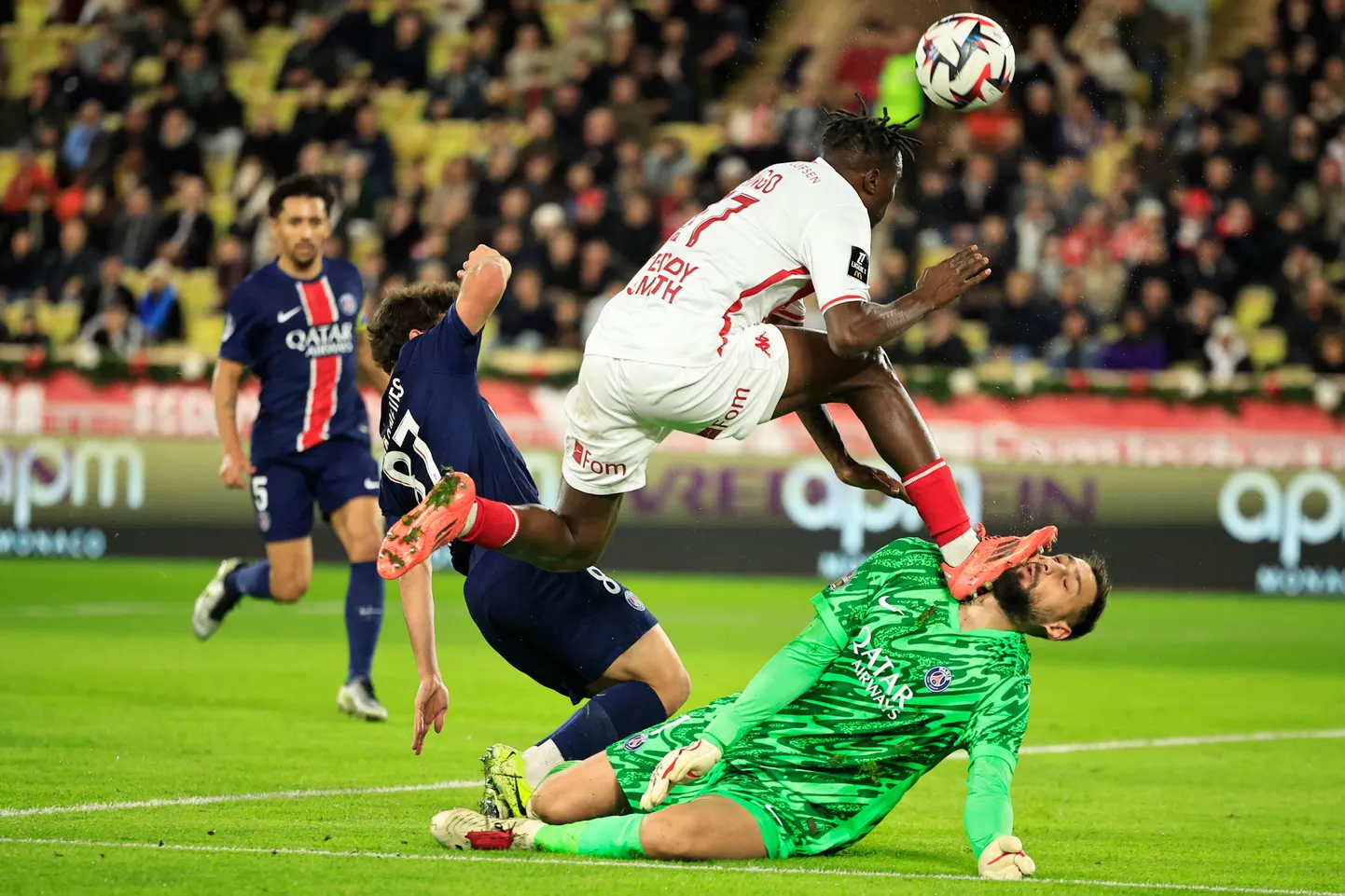 Prantsusmaa jalgpalliklubi Paris Saint-Germaini väravavaht Gianluigi Donnarumma (rohelises).