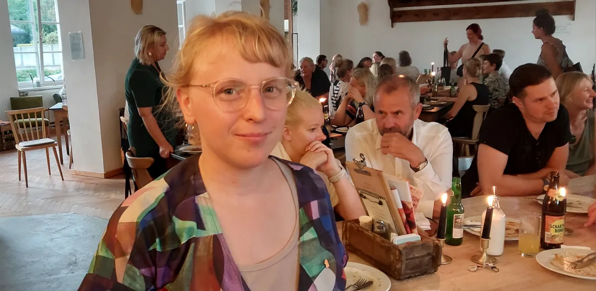 Lisa Neuhuber, Euroopa kultuuripealinna tiimi liige, kes naasnud Salzkammergutti. Ta hindab oma kodukoha traditsioone, on aga samas väga avatud meelega ja kõige hea ja uuega kaasaskäiv.