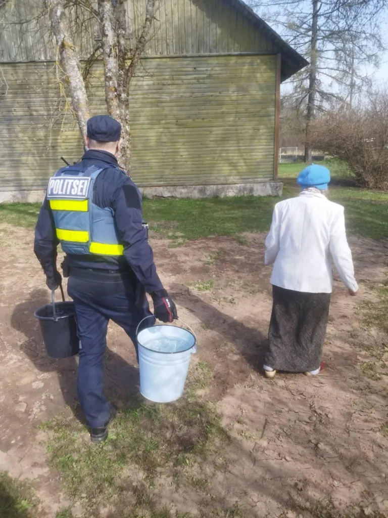 Полицейские помогли пожилой женщине.