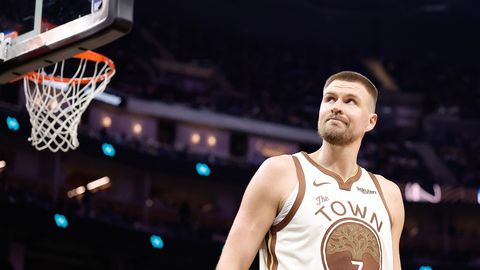 Porziņģis gūst punktus spēles beigās un sekmē 