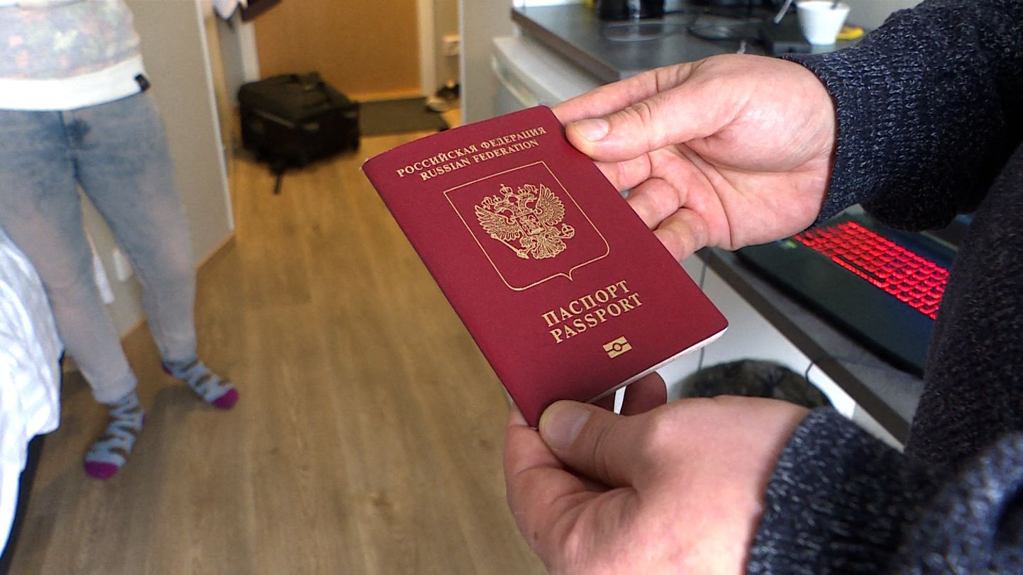 Анонимный российский солдат, сбежавший от мобилизации в Финляндию, показывает свой паспорт Российской Федерации французскому журналисту.