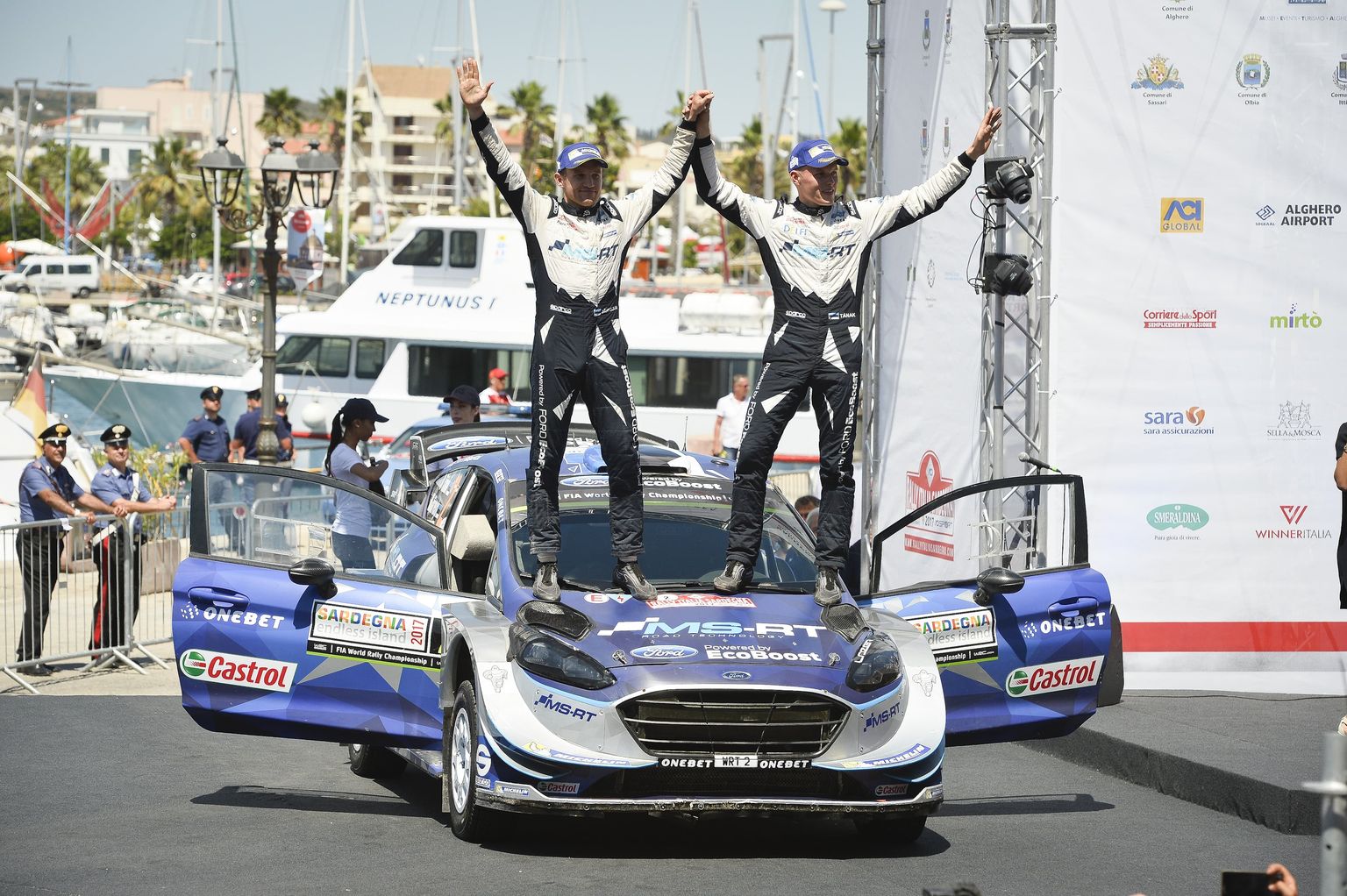 Ott Tänak ja Martin Järveoja omal ajal M-Spordi leeris oma esimest triumfi tähistamas.