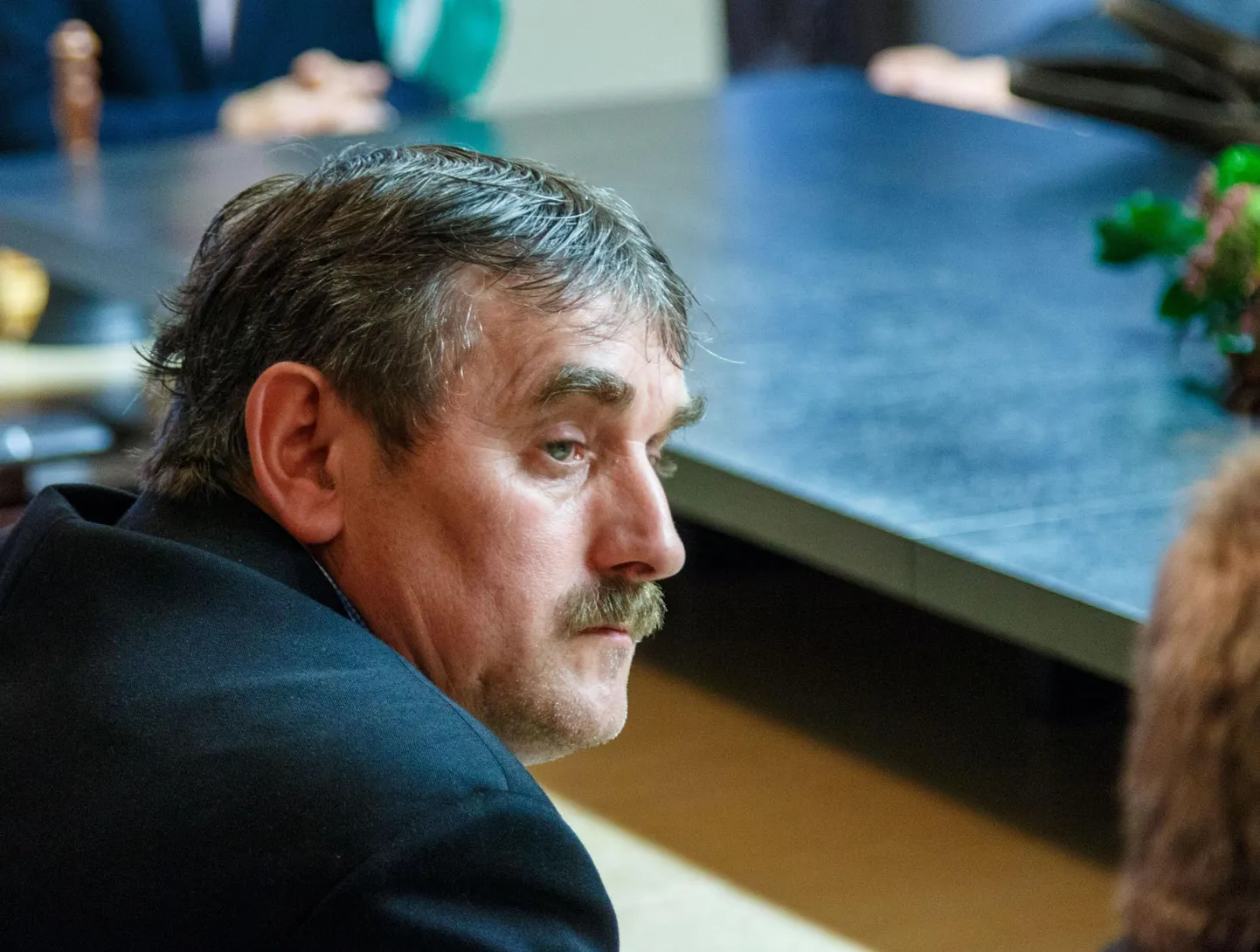 Valga vallavolikogu rahanduskomisjoni esimees Vilju Arna juhib ka likvideerimisel olevat osaühingut Savelen, mille raha ärakasutamises volikogu liige Monika Rogenbaum teda kahtlustab. Arna sõnul pole ta raha omastanud.