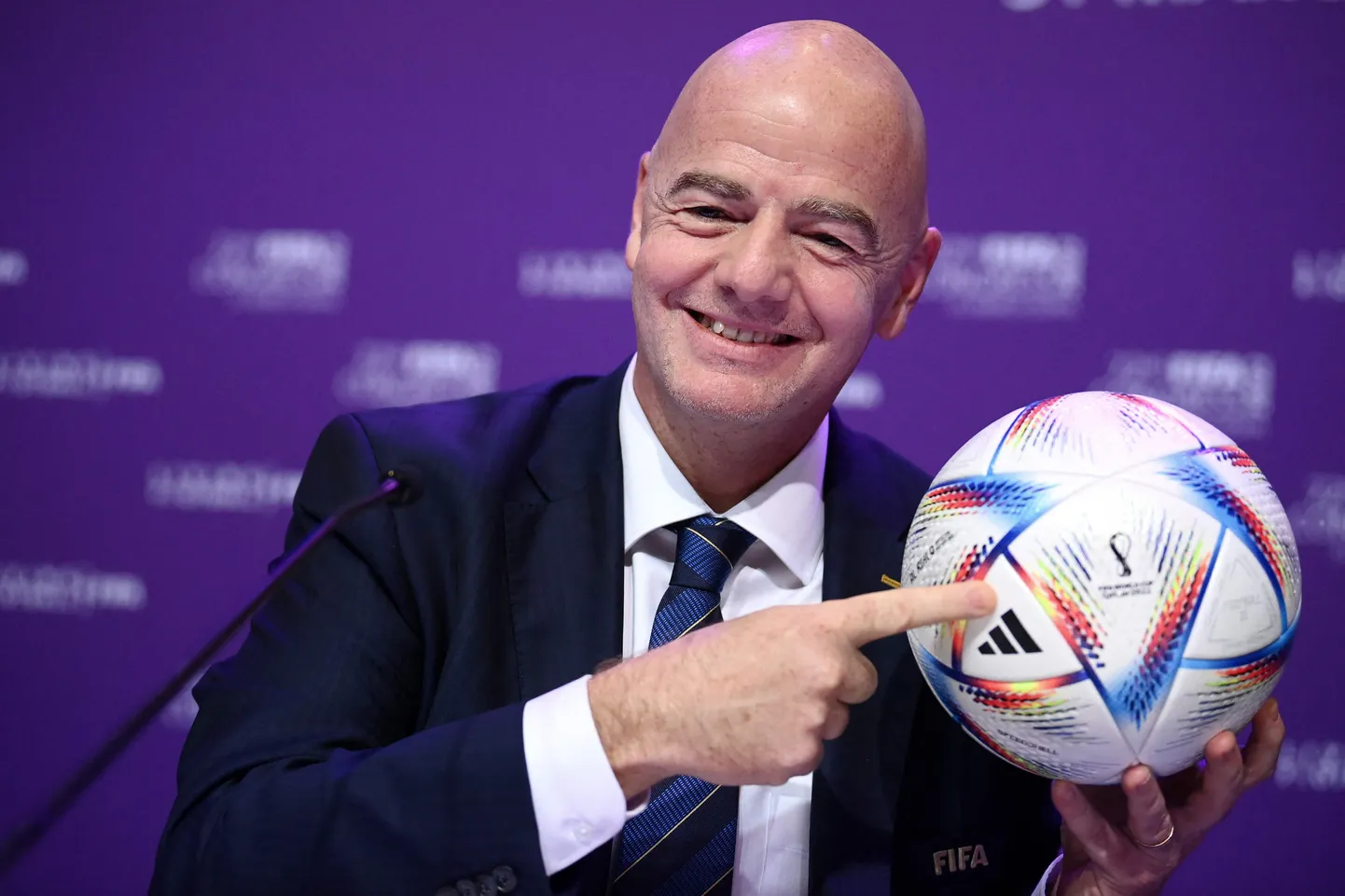 FIFA president Gianni Infantino poseerib MMi ametliku palliga Al Rihla, milles peitub andmeid edastav andur.