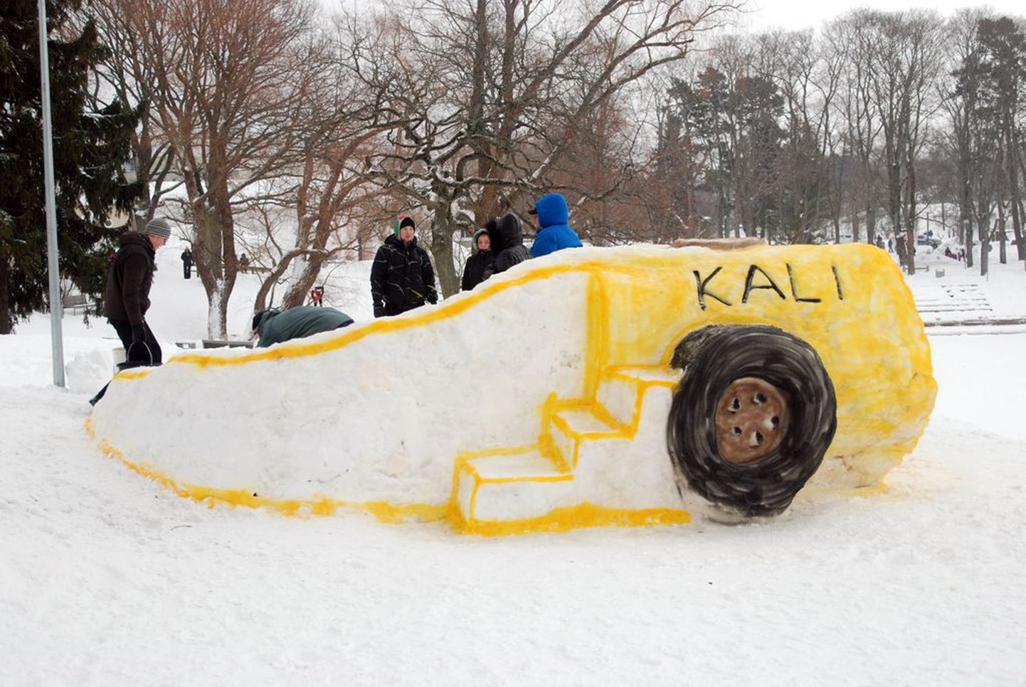 Lumelinna ehitamisel Pärnu jääfestivali talvepargi osales 13 võistkonda.