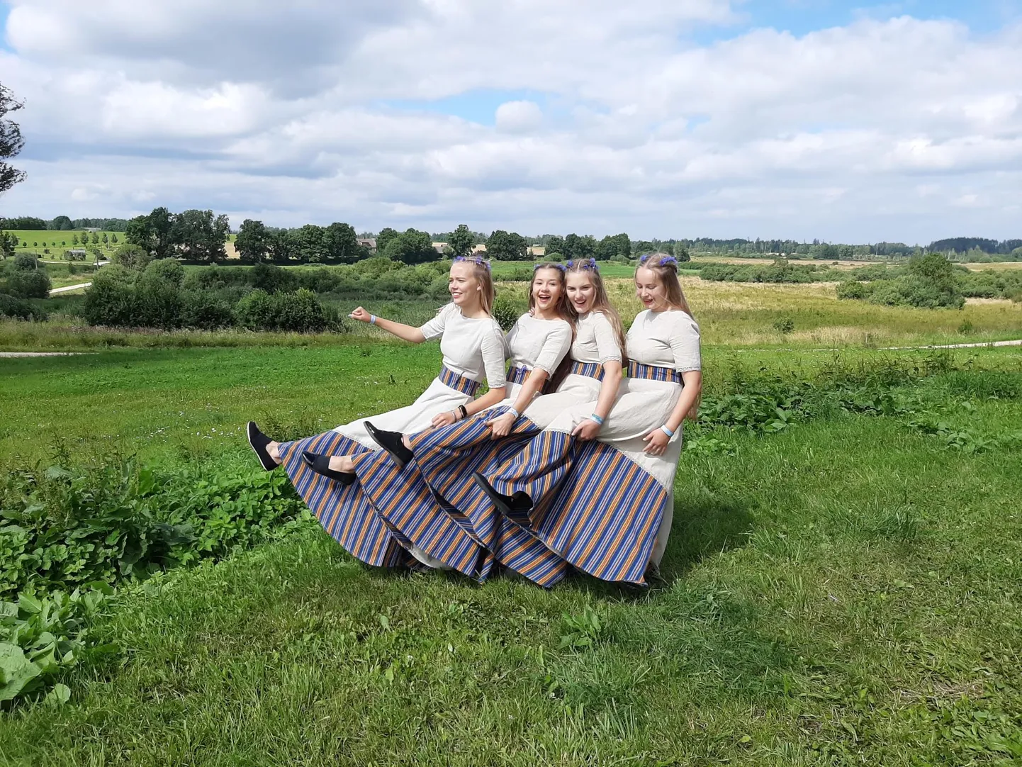 Tähtihellad - Wanda-Helene Ollep, Keitlin Kütt, Riin Annusvere, Elise Pani.