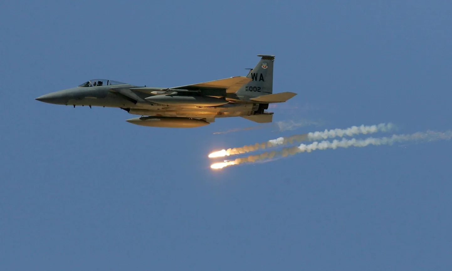 USA õhujõudude hävitaja F-15 Eagle tulistamas valgusrakette Nevada kõrbesse rajatud treeningpolügooni kohal.