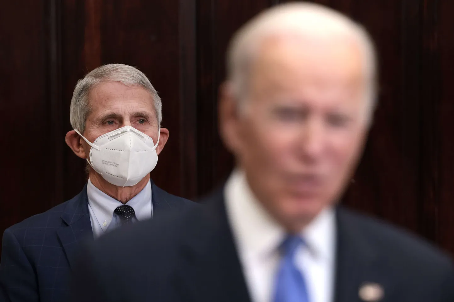 USA president Joe Biden 29. novembril 2021 dr Anthony Fauci taustal ajakirjanikele omikroni iseärasusi kirjeldamas.