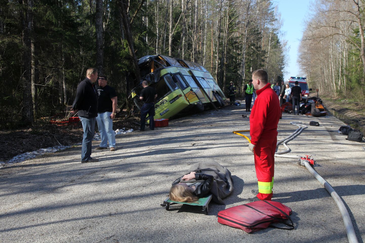 Tartumaal Aovere risti kandis Viira teel toimus liiklusõnnetus Peterburi laste bussiga.