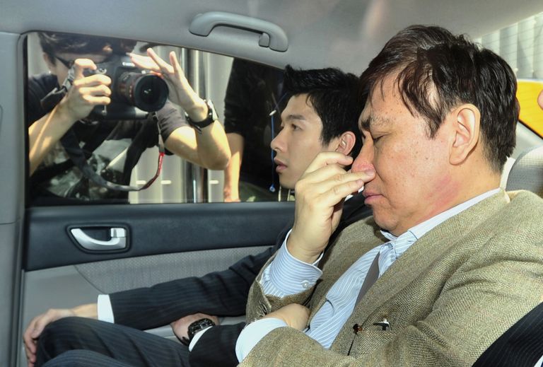 Raymond Kwok (paremal) 2012. aasta 29. märtsil, kui ta arreteeriti kahtlustatuna korruptsioonis. Sun Hung Kai Properties väärtusest haihtus tol päeval üle viie miljardi dollari. Raymond Kwok vabastati nelja tunni pärast.