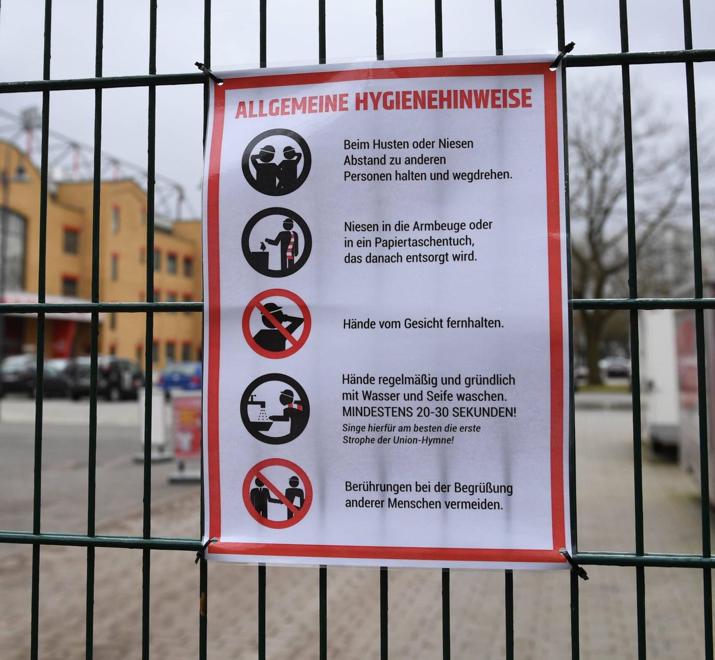 Saksamaal võib jalgpallistaadionide väravatel kohata infosilte, mis kutsuvad järgima hügieeninõudeid, et vältida viirushaiguste levikut ning hoida seeläbi nii enda kui ka kaaskodanike tervist.