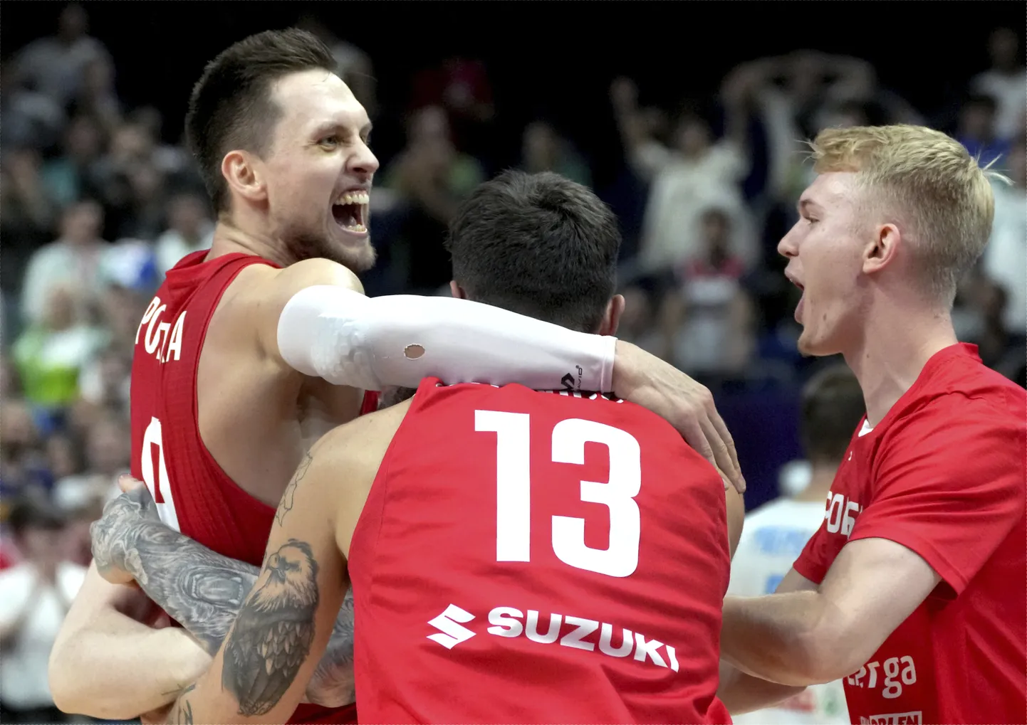 Mateusz Ponitka (vasakul) koos meeskonnakaaslastega pärast Sloveenia alistamist ja poolfinaali jõudmist.