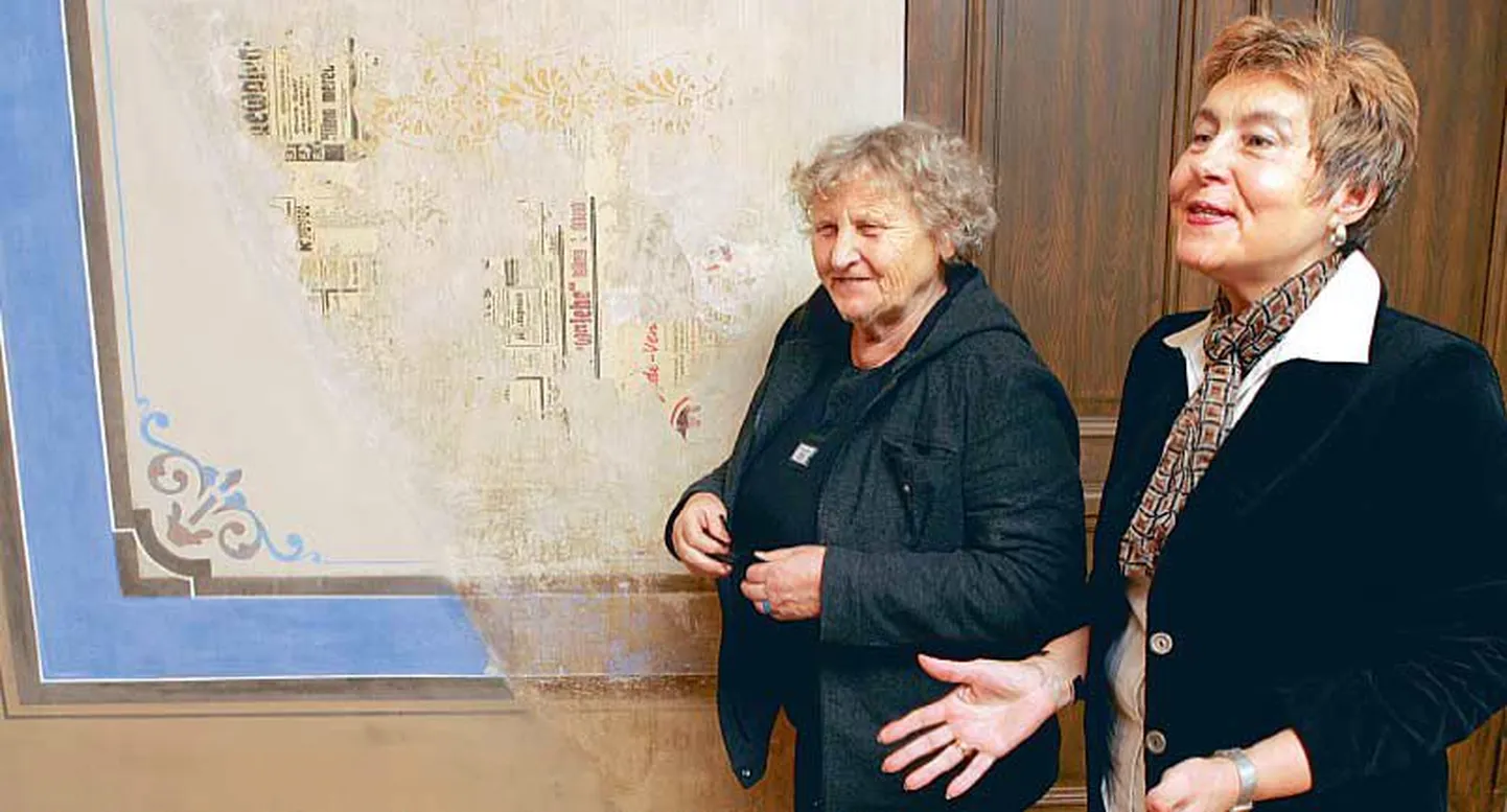 Projekti autor Leila Pärtelpoeg (vasakul) ja muinsuskaitselise järelevalve tegija Helve Ilves on uhked, et 1879. aastal valminud seinamaalingud on jälle näha. Restauraatorid otsustasid säilitada ka tükikese hilisemast ajast pärit makulatuuri.