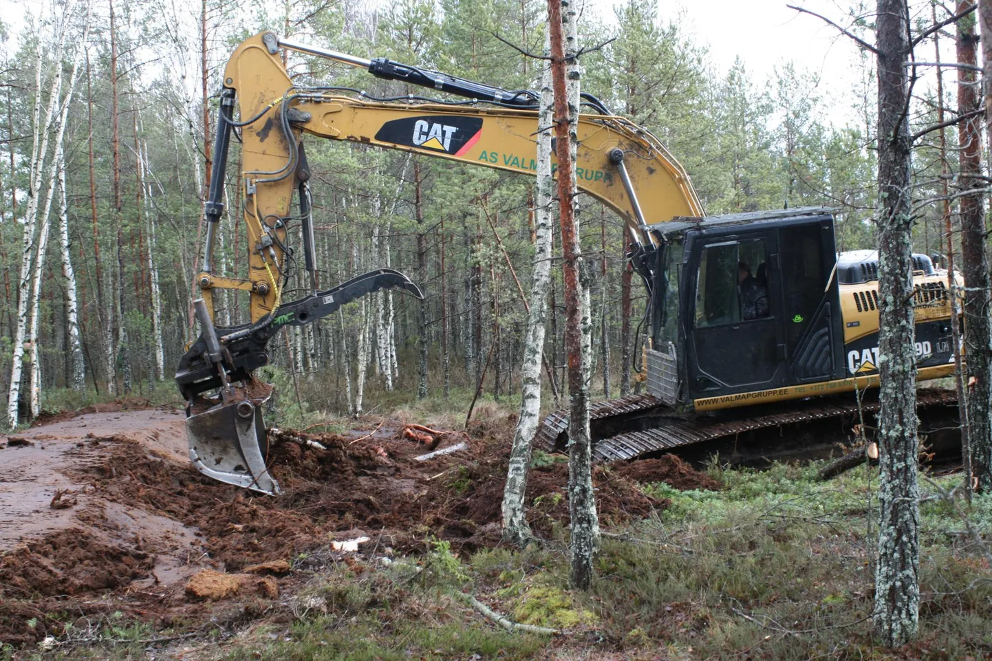 Põlvamaal taastatakse kunagisest turbalõikamisest maha jäänud 150 ha suurust Arramäe jääksood. Tööd saab õõtsuval turbapinnasel teha vaid kopa roomikute alla suuri metallplaate ladudes. Sellest hoolimata räägib ekskavaatorijuht, et vahel on tunne, nagu oleks paadiga mere peal. Kopp teeb soost tuleva kuivendus­kraavi ja suure kogumis­kraavi vahele tammi.