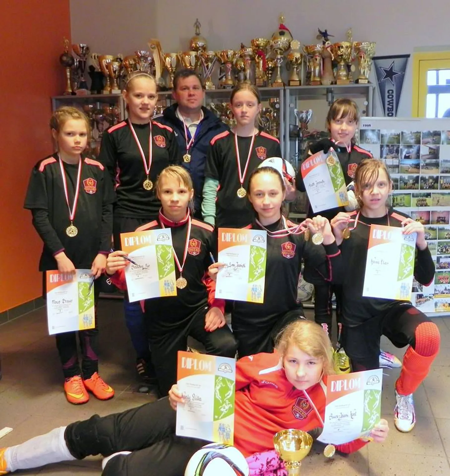 Suure-Jaani koolitüdrukud võitsid Põlvas jalgpalliturniiri, neid aitas treener Sergei Vassiljev.