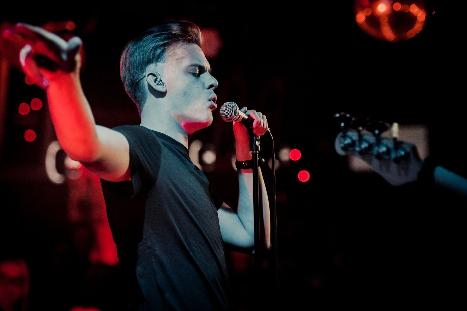 Jüri Pootsmann esitles debüütalbumit «Täna» klubis Prive