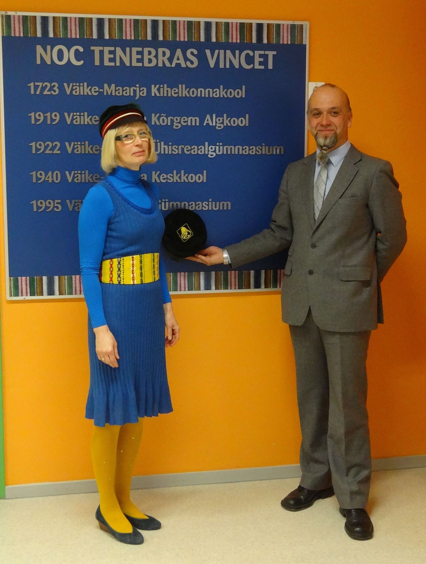 Väike-Maarja gümnaasiumis avati ajalootahvel. Pildil gümnaasiumi direktor Marje Eelmaa ja vilistlaskogu esimees Raimo Maasik.