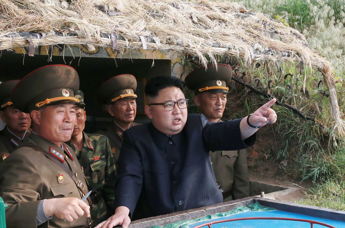 Kim Jong-un koos militaarjuhtidega