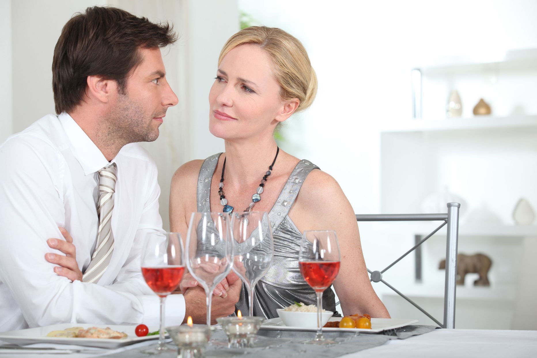 Мужчина и женщина с цветами. Делит жену. Супружеская неверность. Люблю делиться женой. Супружеские отношения.