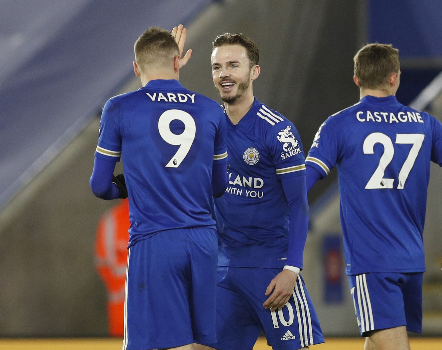 James Maddisson (keskel) tähistamas mängu teist väravat. Teda õnnitleb 2016. aastal Leicester City tiitlile vedanud Jamie Vardy (vasakul).