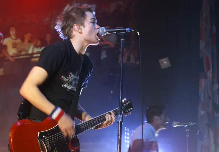 Sum 41 esineb 2002. aastal.