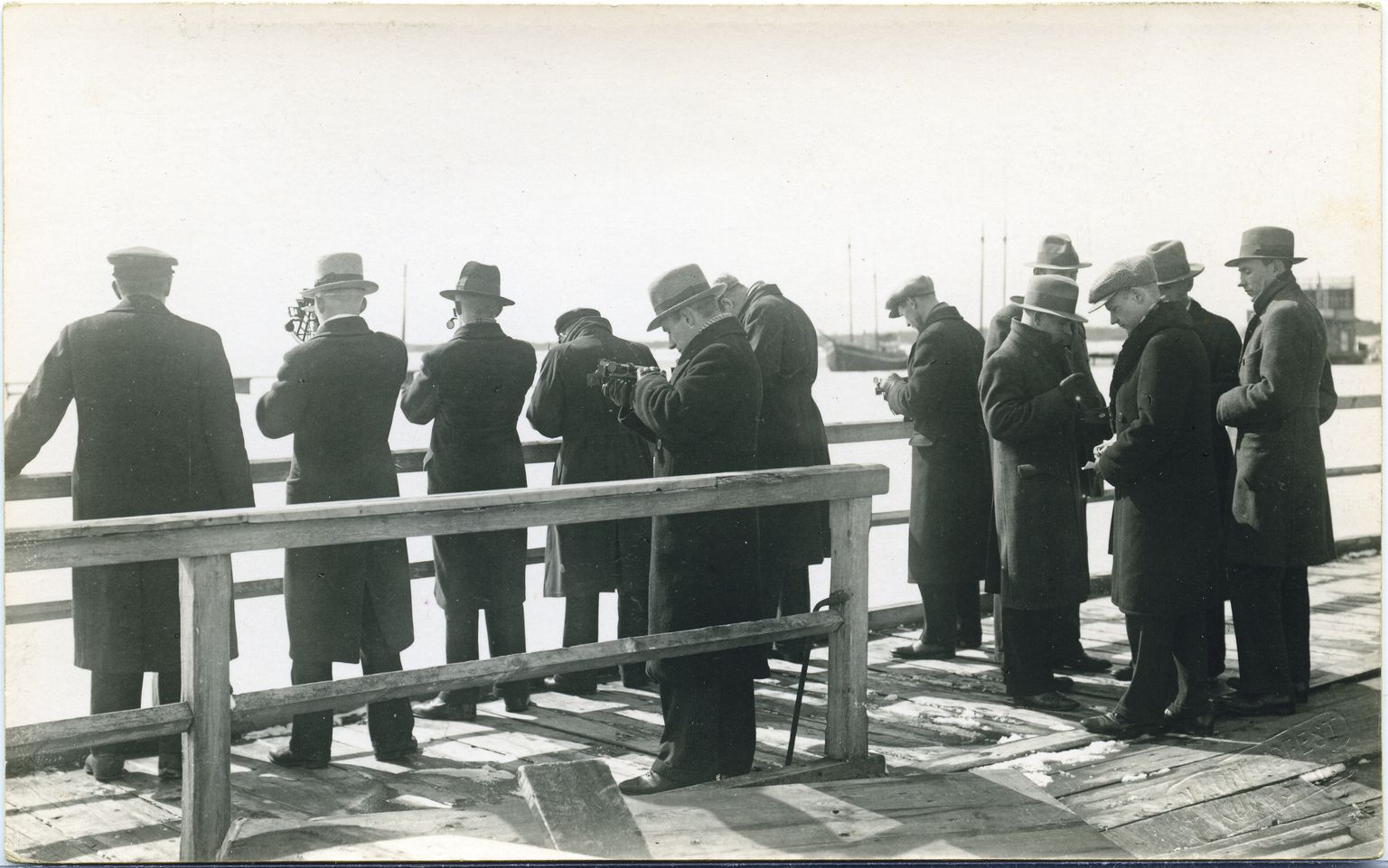 ÕPILASED jahtklubi sillal sekstantidega töötamas. Ca 1935. aastal.