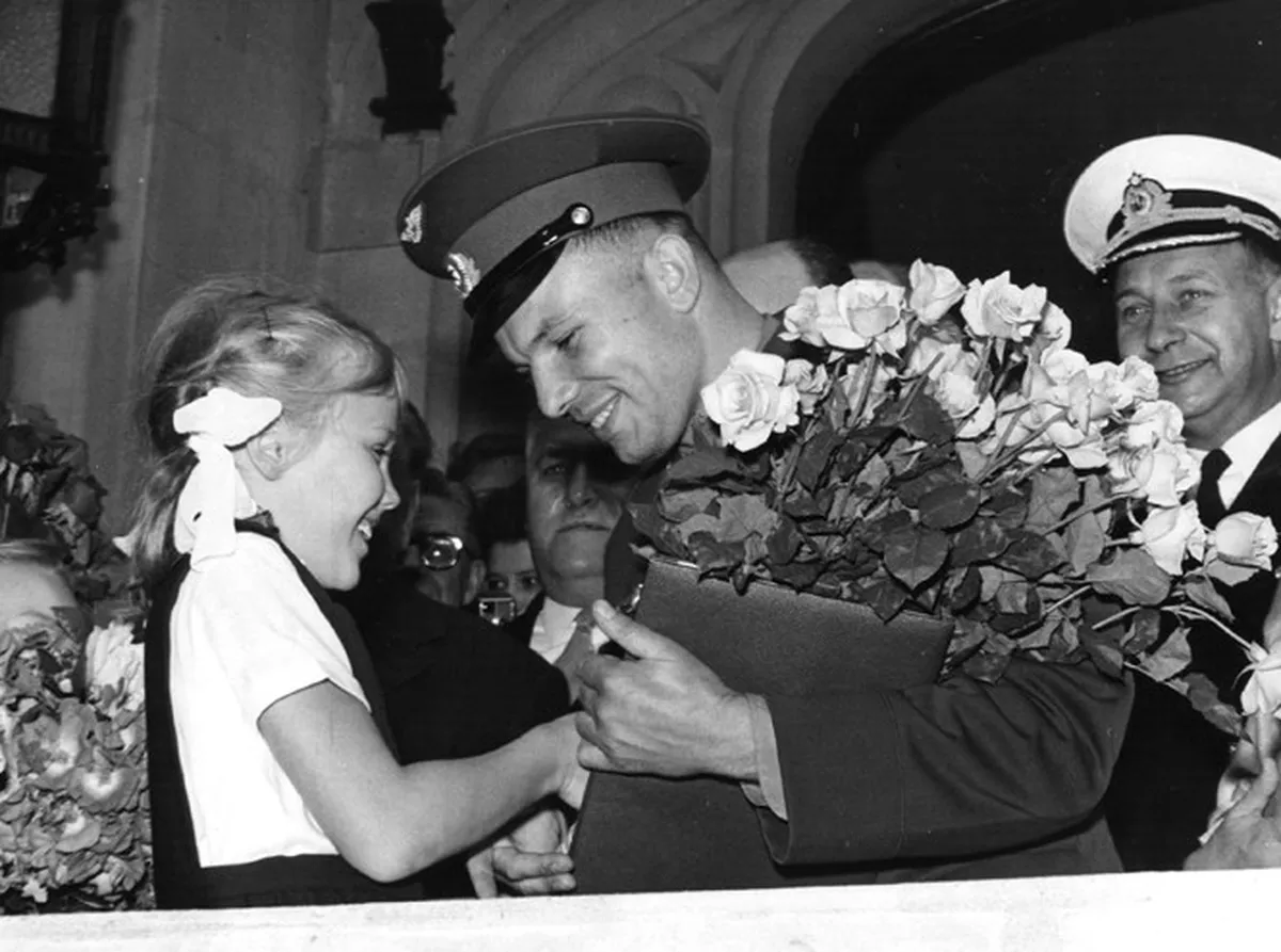 Английская девочка дарит цветы Юрию Гагарину у советского посольства в Лондоне, 11 июля 1961 года