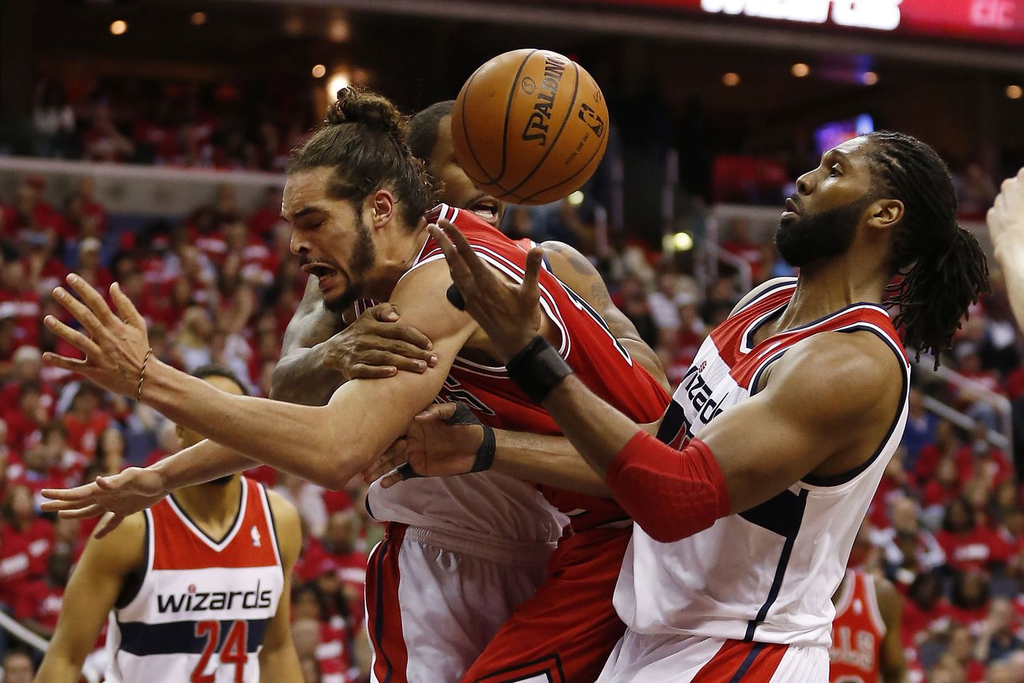 Chicago Bulls (pildil keskel Joakim Noah) on jäänud Washington Wizardsi vastu raskesse seisu.
