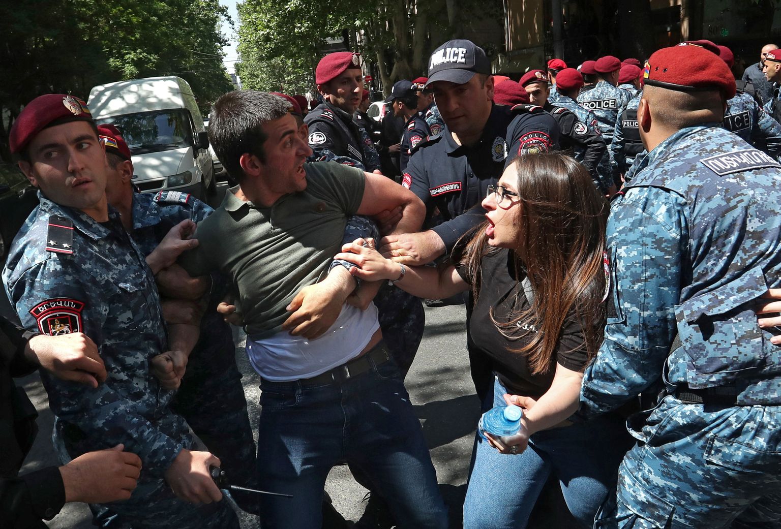 Politsei peab kinni valitsusvastaseid meeleavaldajaid Jerevanis 17. mail 2022.