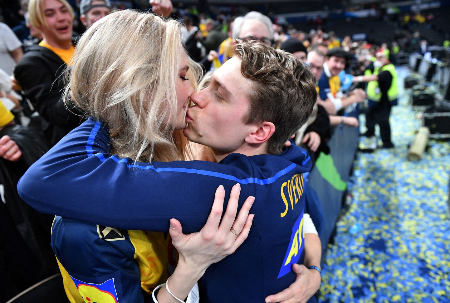 Шведский гандболист Лукас Пеллас целует свою девушку после победы на чемпионате Европы