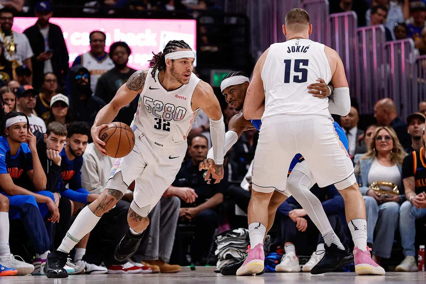 Denver Nuggetsi tagamängija Aaron Gordon (palliga) ja nende tähtmängija Nikola Jokic (seljaga). Gordon sai mängu viimastel minutitel vigastada ning tema osalemine otsustavas seitsmendas mängus pole kindel.