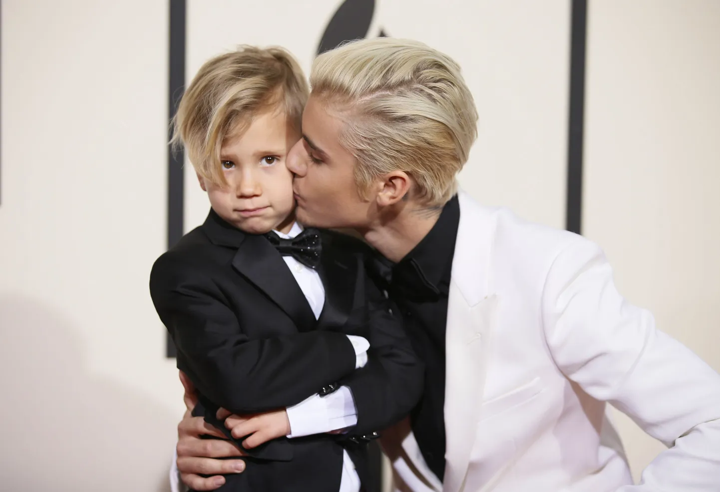 Singer Justin Bieber (R) and his brother, Jaxson, arrive at the 58th Grammy Awards in Los Angeles, California February 15, 2016.  REUTERS/Danny Moloshok