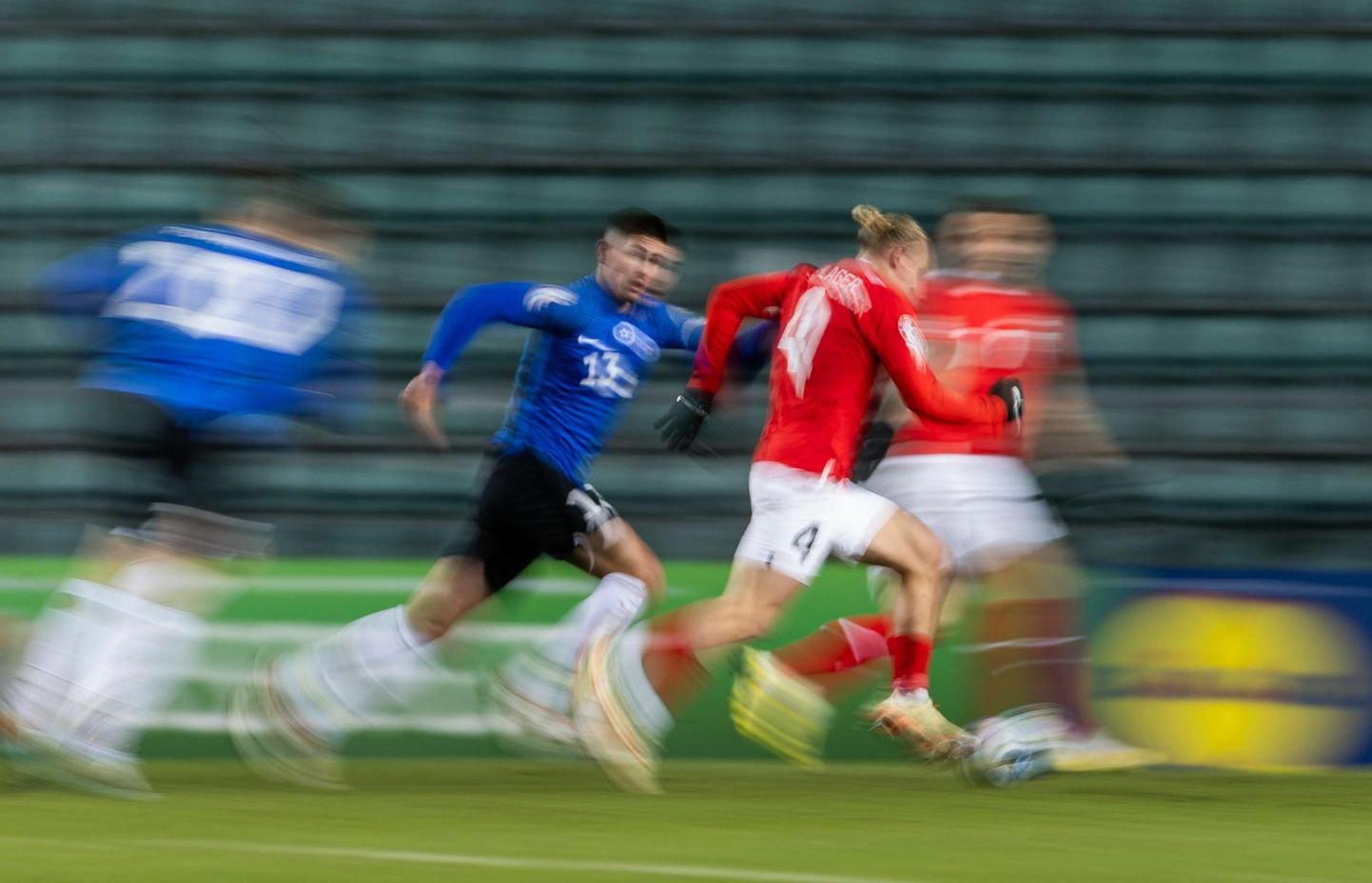 Eesti sportlastel jääb sageli üle ainult teiste tagaajamine. Pilt on novembris peetud jalgpalli EM-valikmängust Eesti – Austria, mille Eesti kaotas 0:2.
