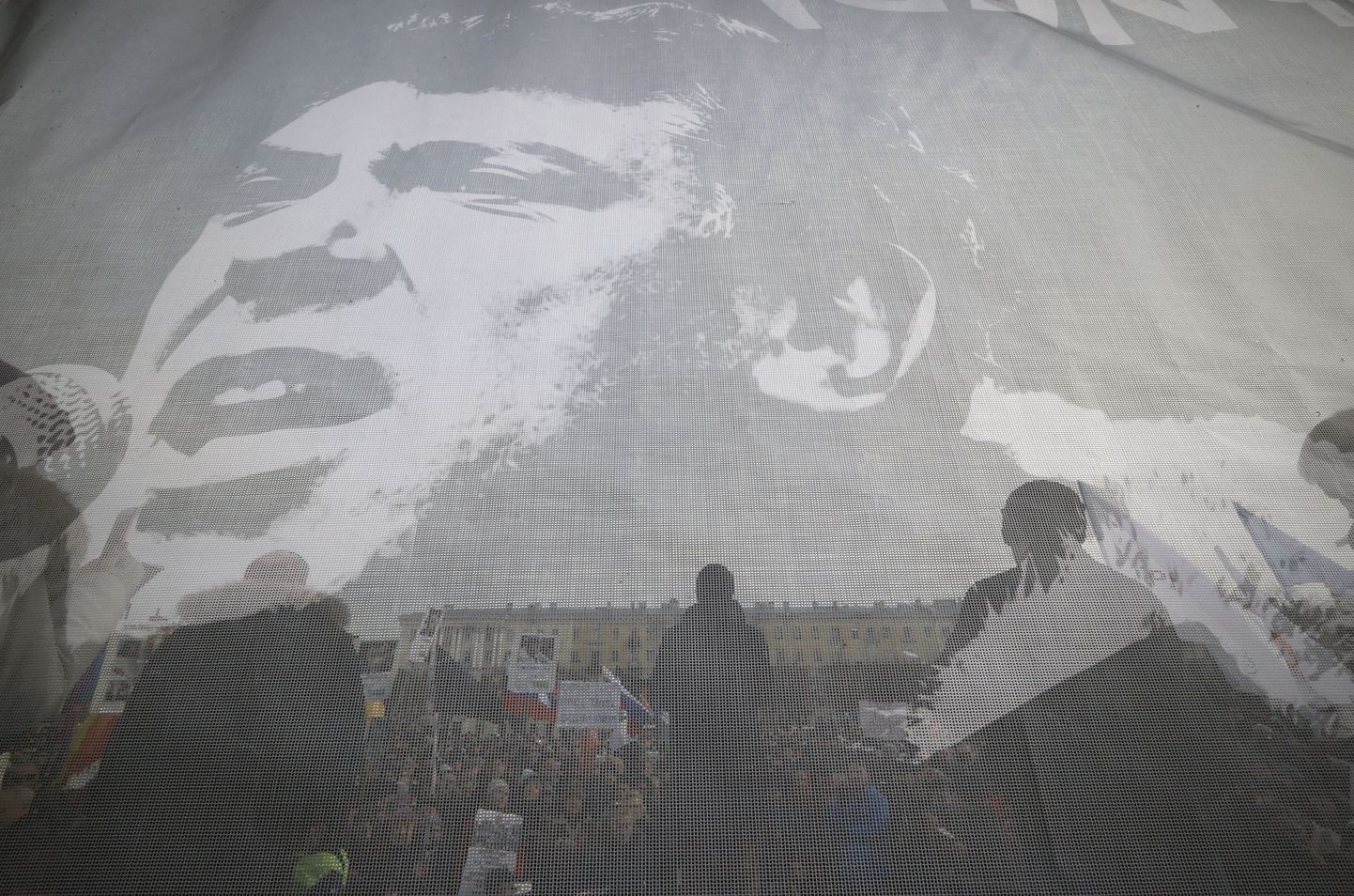 Maskavā tūkstošiem cilvēku piedalās Borisa Ņemcova piemiņas gājienā