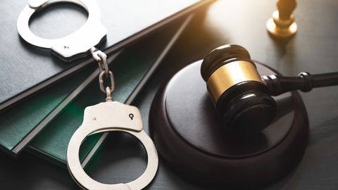 16 aastat tagaotsitav varas jäi politseile vahele, kui üritas olümpiale hokit vaatama minna