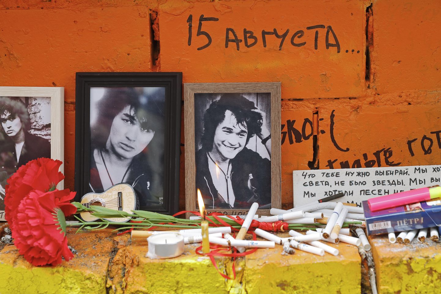 «Tsoi sein» Venemaal Moskvas, kuhu on austajatel kombeks Tsoi surma-aastapäeval sigarette jätta.