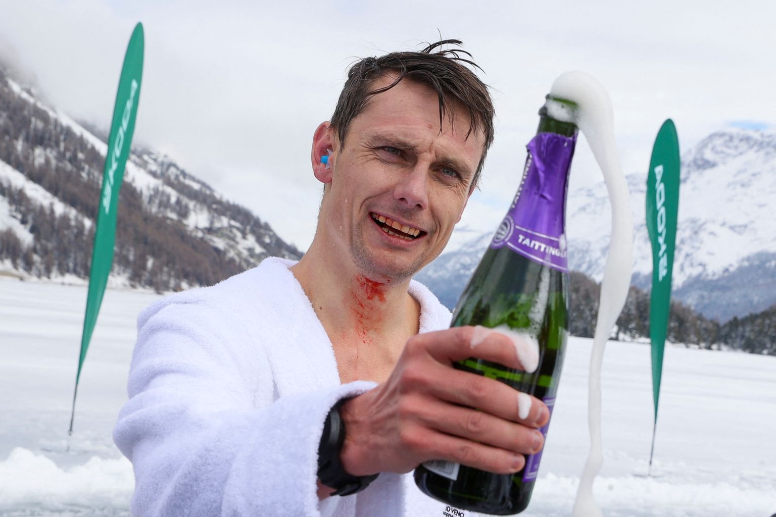 Tšehhist vabasukelduja David Vencl püstitas uue rekordi, sukeldudes Šveitsi Silsi järves 52,1 meetri sügavusele. Ta avas pärast edukat sukeldumist šampanja