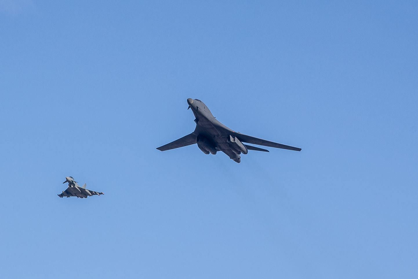 B-1B Lancer pommitaja ülelend Tallinnast.