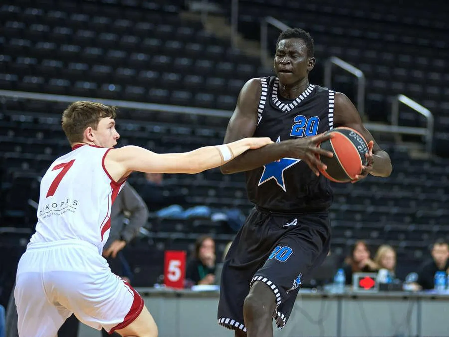 Dut Biar Andrea Mabor (palliga) 2019. aastal noorte euroliigas.