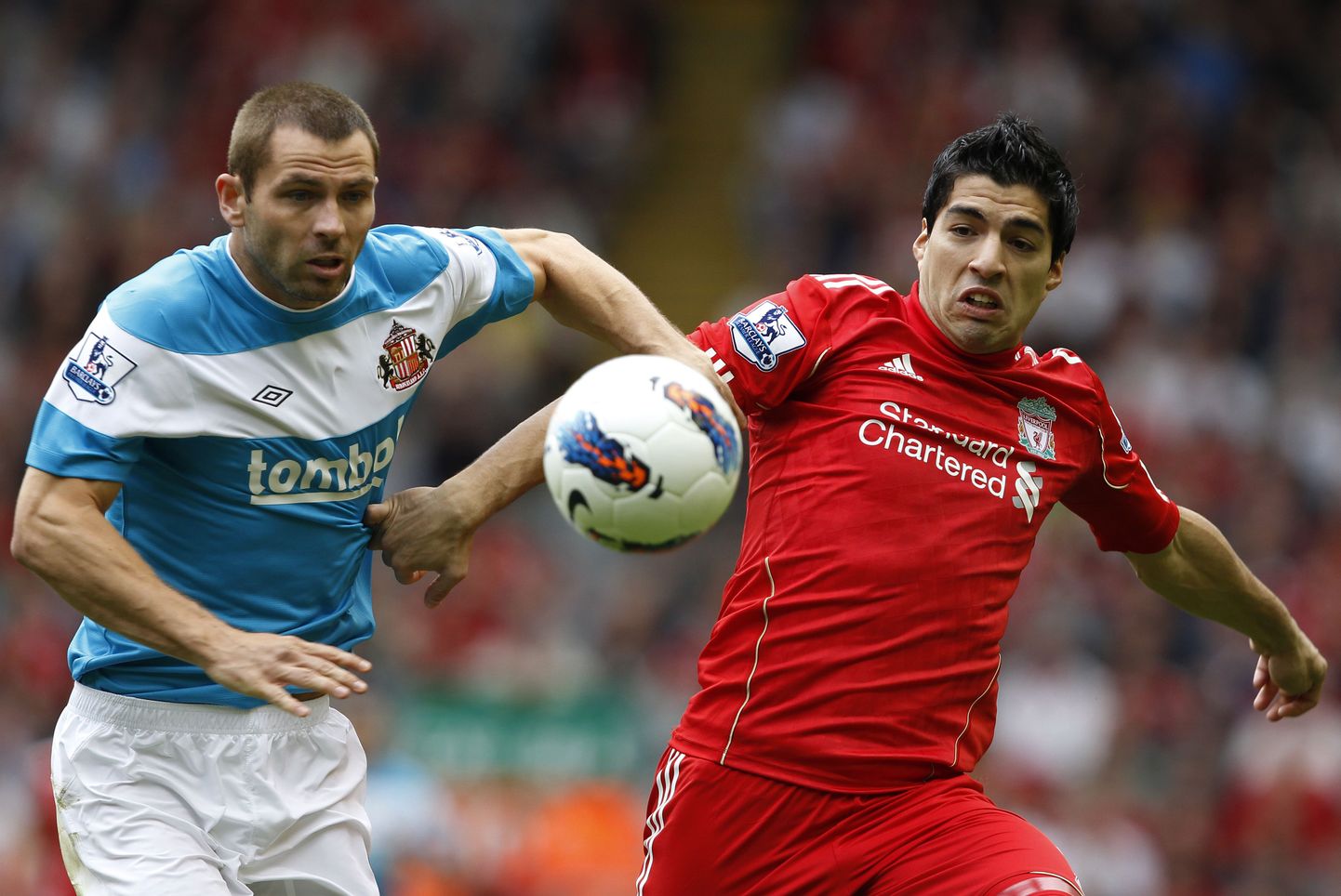 Phil Bardsley (vasakul) võitleb palli pärast Liverpooli ründaja Luis Suareziga.