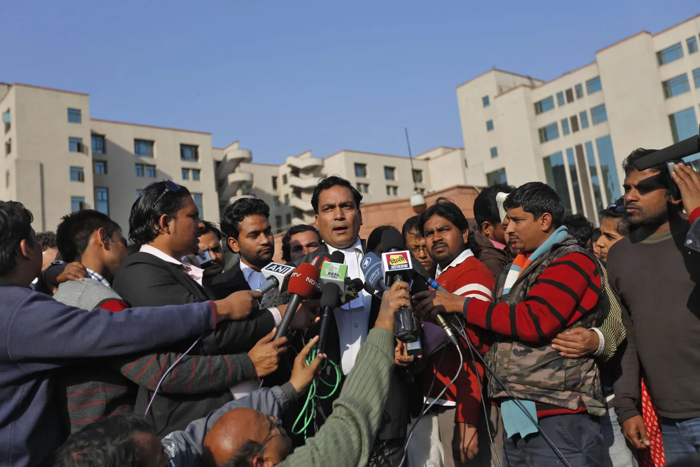 Advokaat A.P. Singh (keskel valges särgis) ajakirjanike küsimustele vastamas.