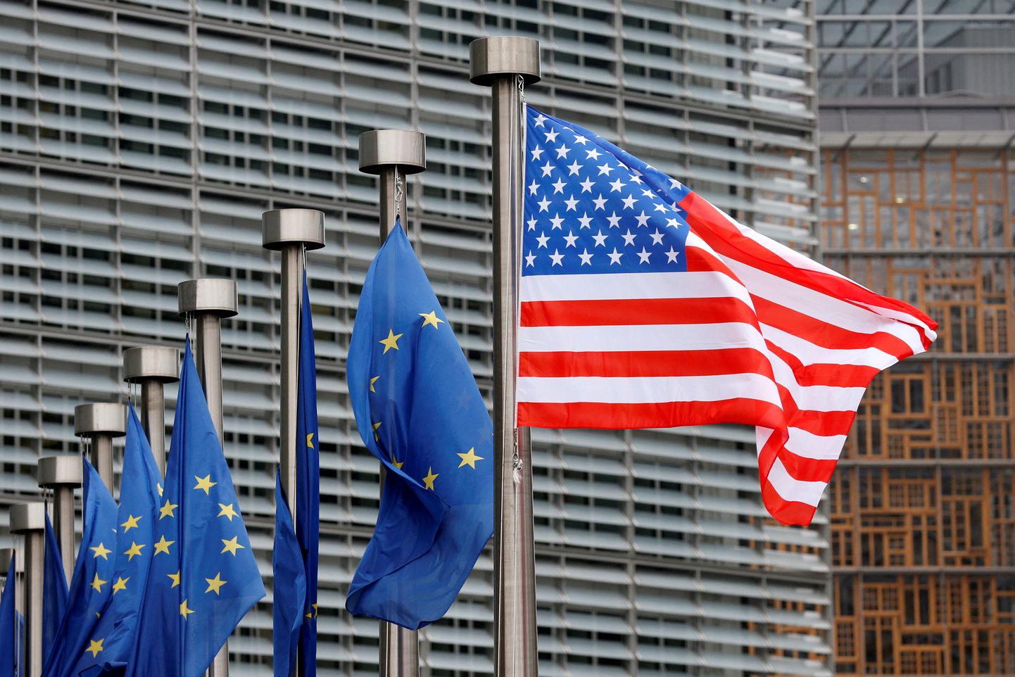 Флаги Евросоюза и США у штаб-квартиры Европейской комиссии в Брюсселе