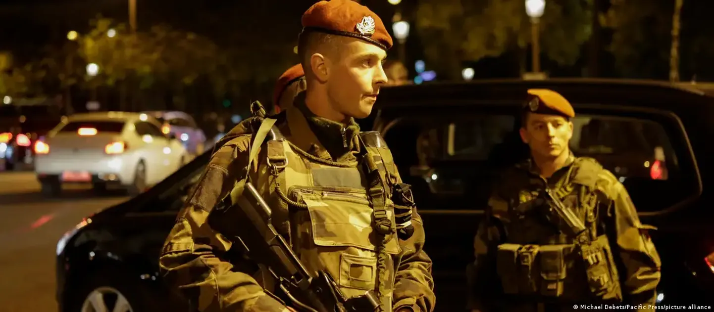 Французские военные, прибывшие на помощь полиции после теракта на Елисейских полях (фото из архива)