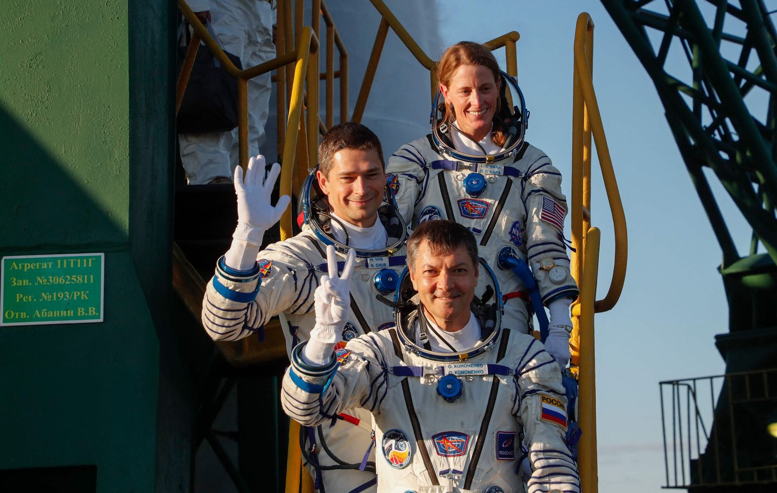 Alt Roskosmose kosmonaudid Oleg Kononenko ja Nikolai Tšub ja NASA astronaut Loral O'Hara.
