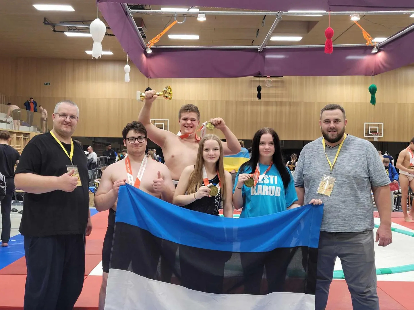Osa Eesti võidukast noorte sumokoondisest Šveitsis toimunud EM-il.